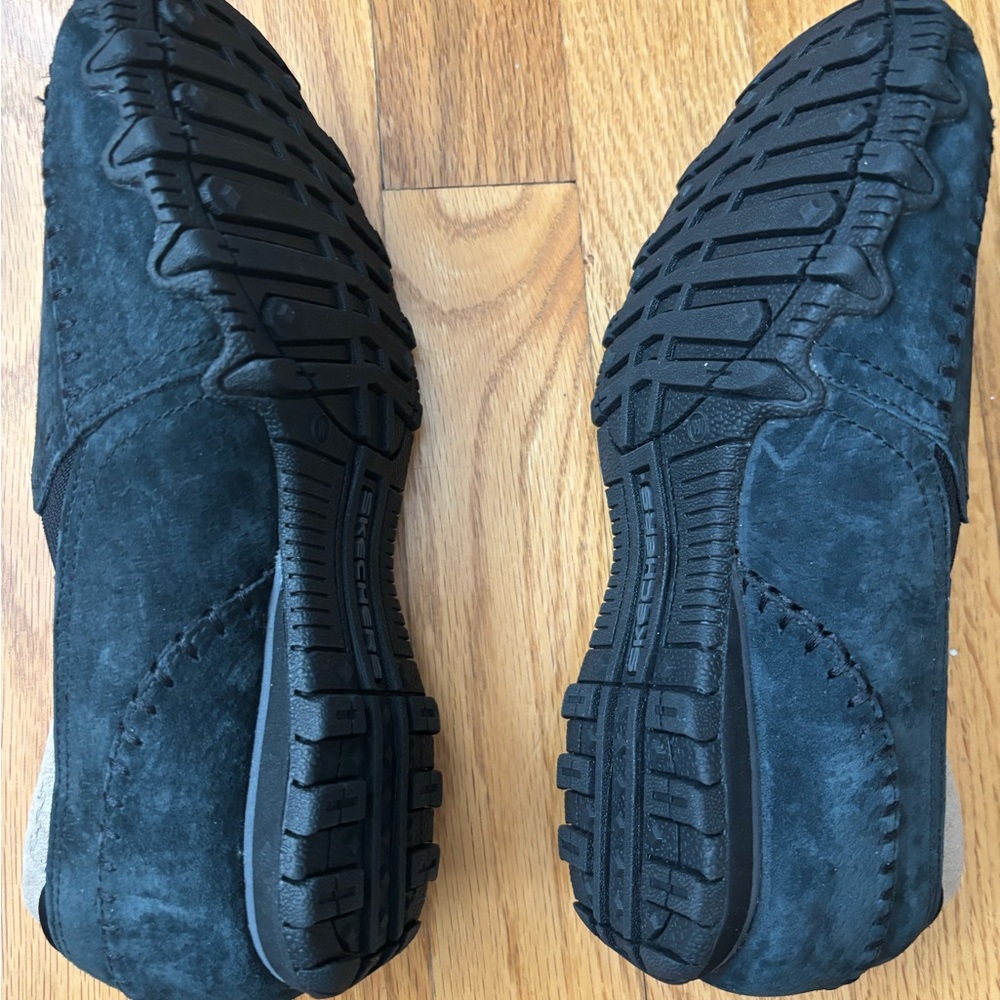 NEW Skechers Women's Black Suede Loafers. Relaxed fit. Cooled Memory Foam. - Picture 2 of 5